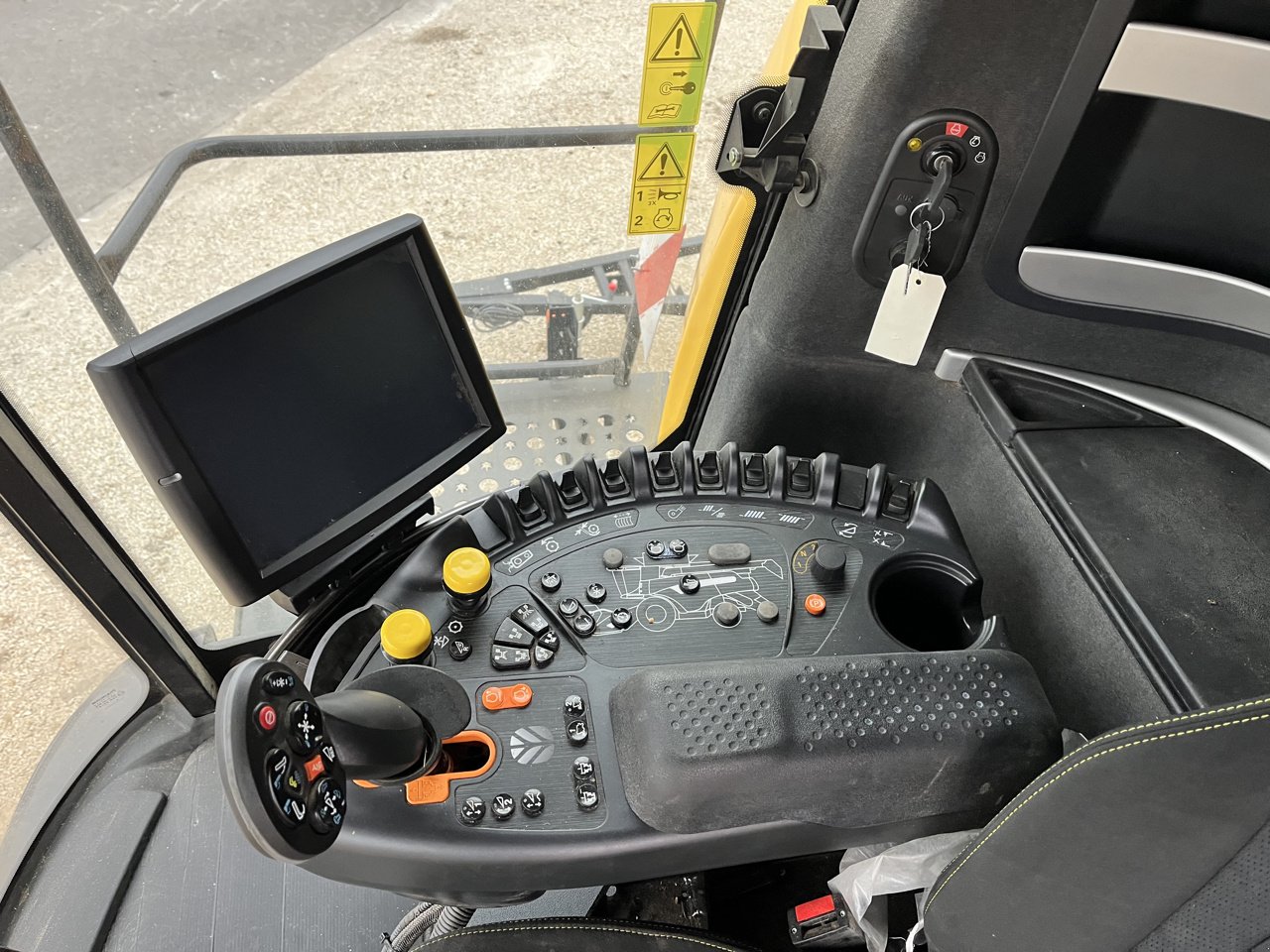 Mähdrescher of the type New Holland CR 7.80 REVELATION, Gebrauchtmaschine in VERT TOULON (Picture 9)