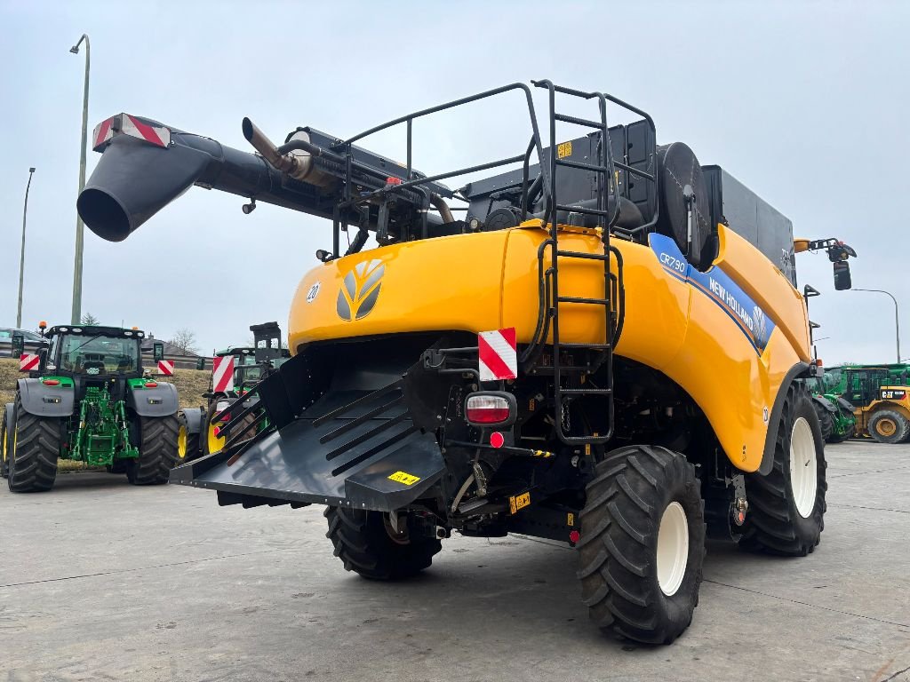 Mähdrescher del tipo New Holland CR 7.90, Gebrauchtmaschine In Baillonville (Immagine 3)