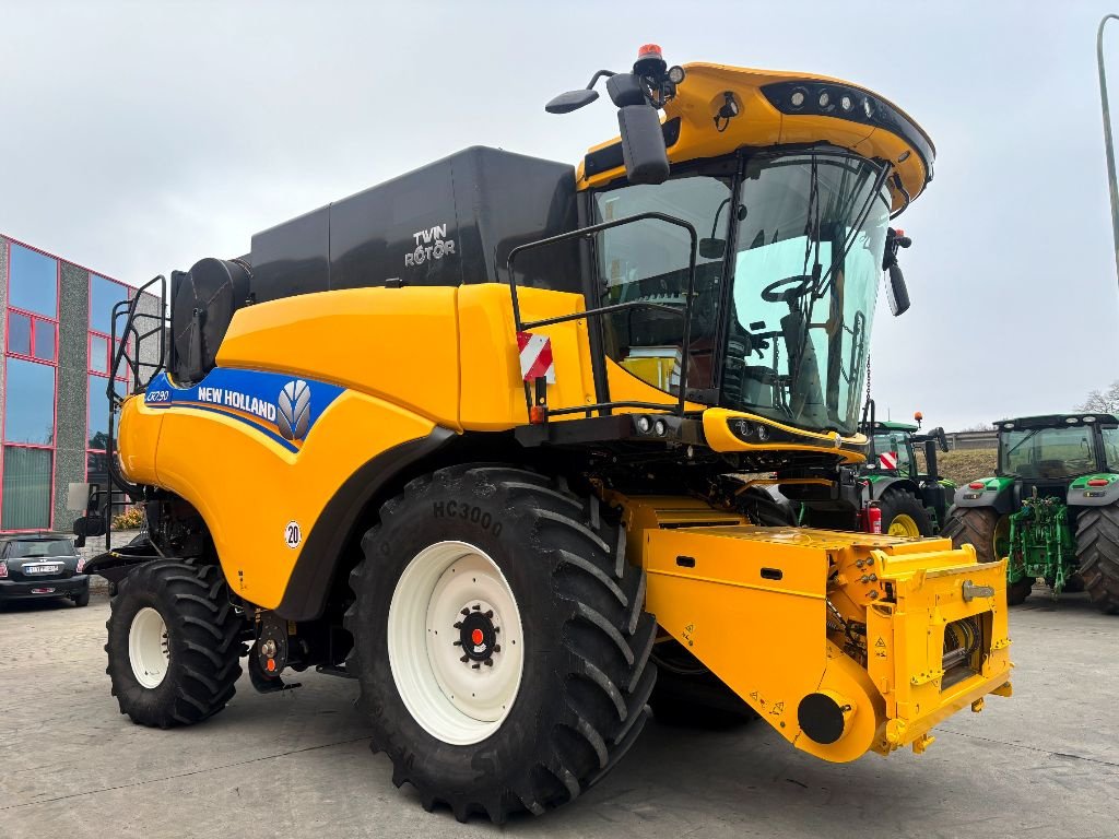 Mähdrescher del tipo New Holland CR 7.90, Gebrauchtmaschine In Baillonville (Immagine 7)