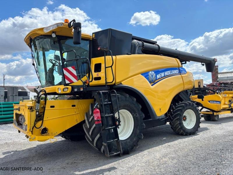 Mähdrescher of the type New Holland CR 8070, Gebrauchtmaschine in ROYE (Picture 3)