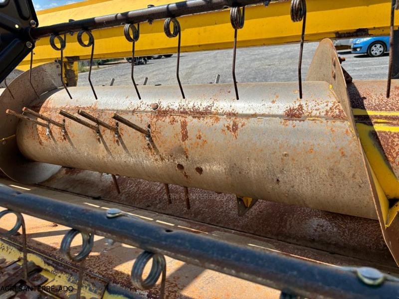 Mähdrescher of the type New Holland CR 8070, Gebrauchtmaschine in ROYE (Picture 9)