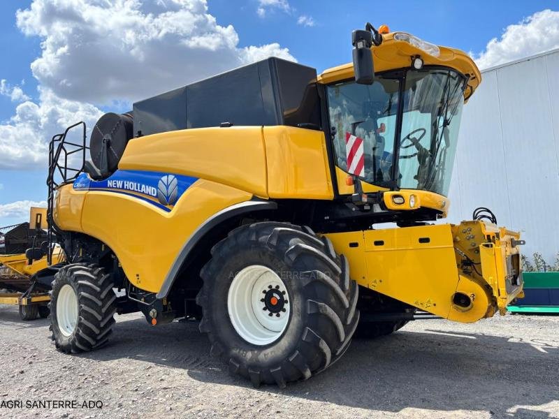 Mähdrescher of the type New Holland CR 8070, Gebrauchtmaschine in ROYE (Picture 1)