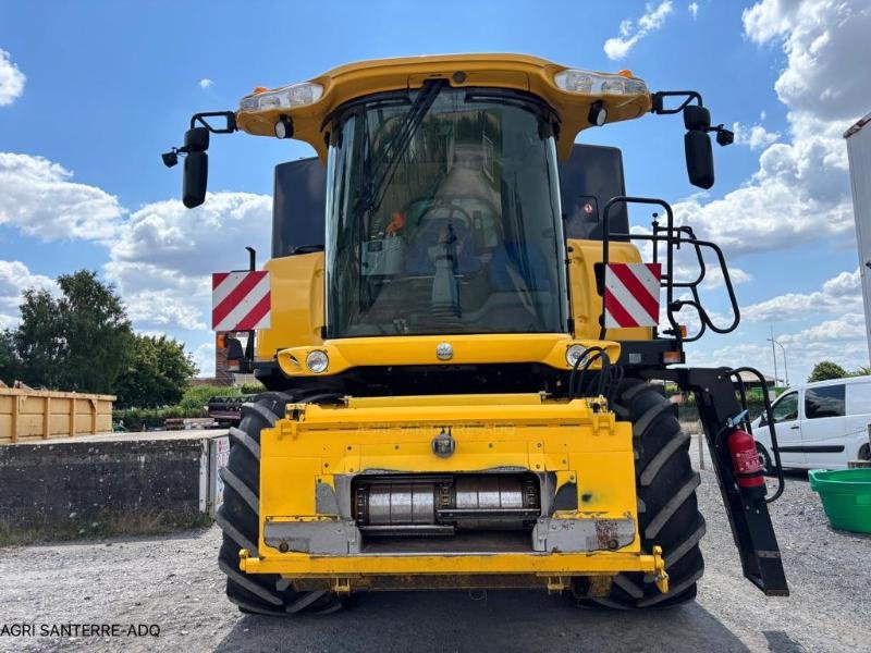 Mähdrescher of the type New Holland CR 8070, Gebrauchtmaschine in ROYE (Picture 2)