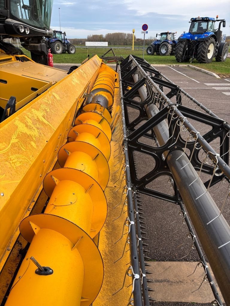 Mähdrescher of the type New Holland CR 8.80 REVELATION, Gebrauchtmaschine in VERT TOULON (Picture 9)