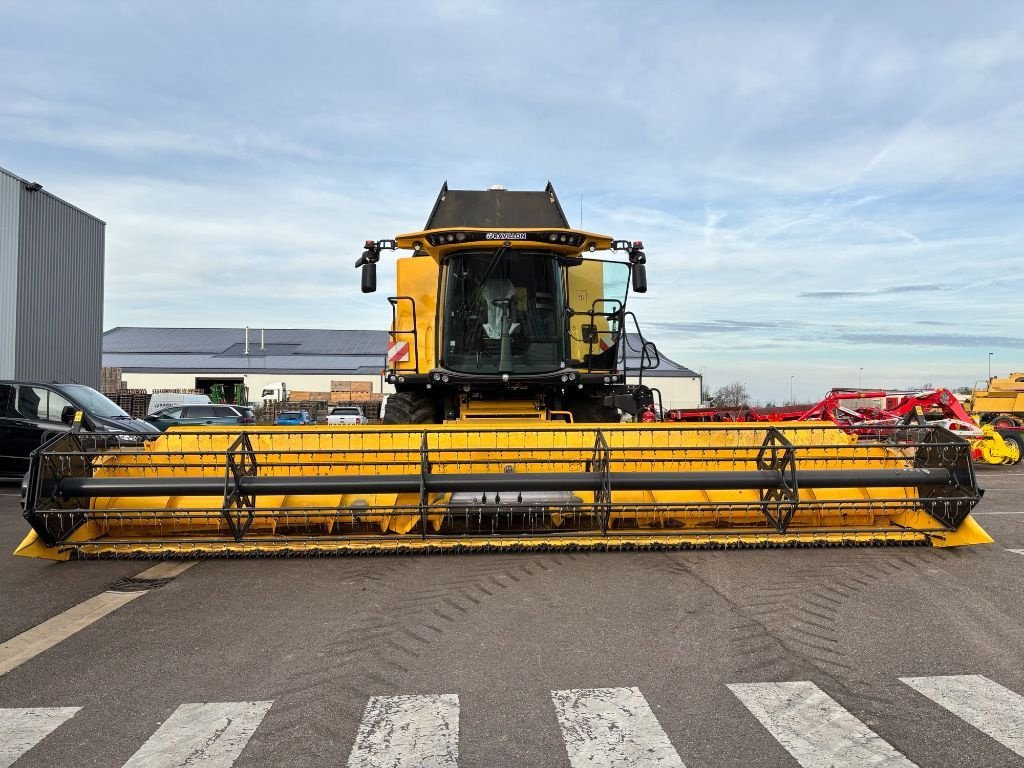 Mähdrescher of the type New Holland CR 8.80 REVELATION, Gebrauchtmaschine in VERT TOULON (Picture 4)