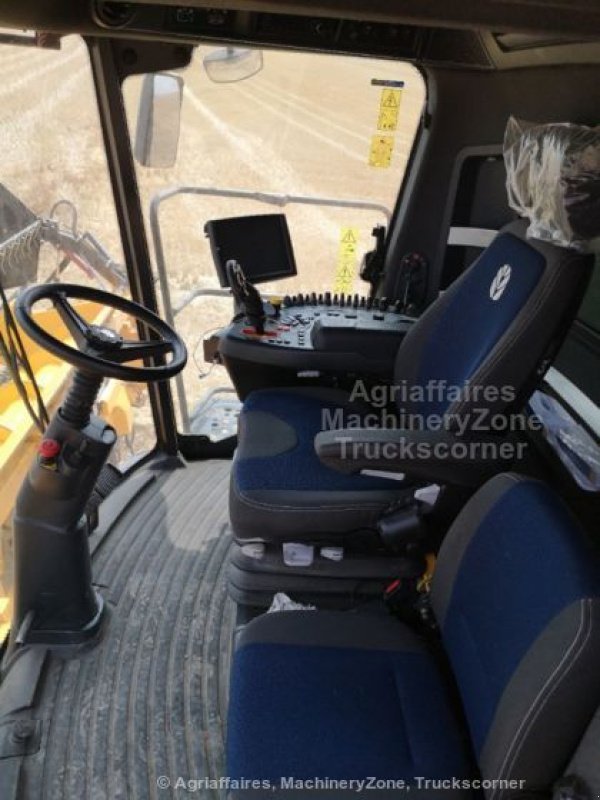Mähdrescher des Typs New Holland CR 8.90, Gebrauchtmaschine in FRESNAY LE COMTE (Bild 4)