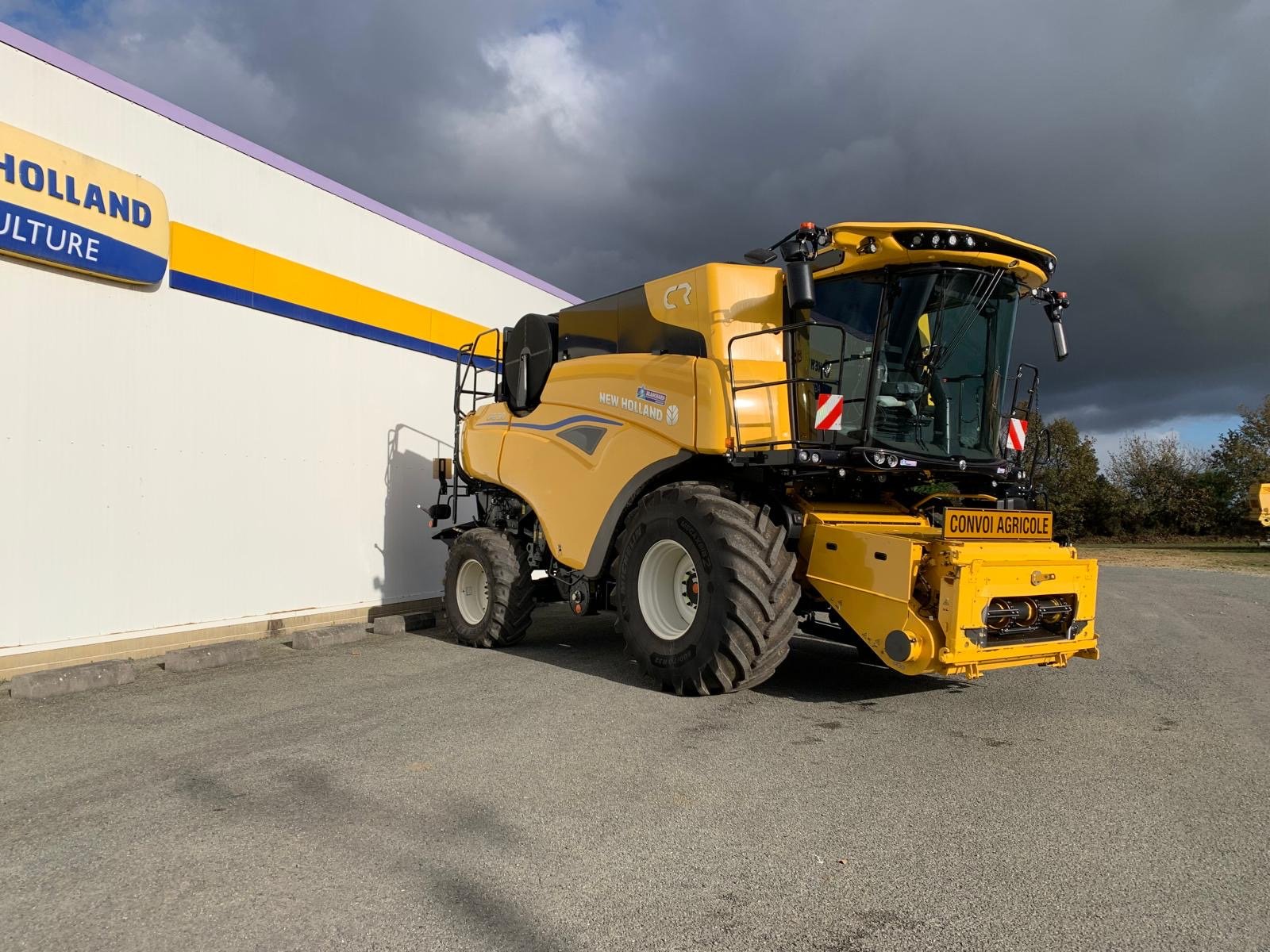 Mähdrescher of the type New Holland CR 8.90, Gebrauchtmaschine in CONDE SUR VIRE (Picture 3)