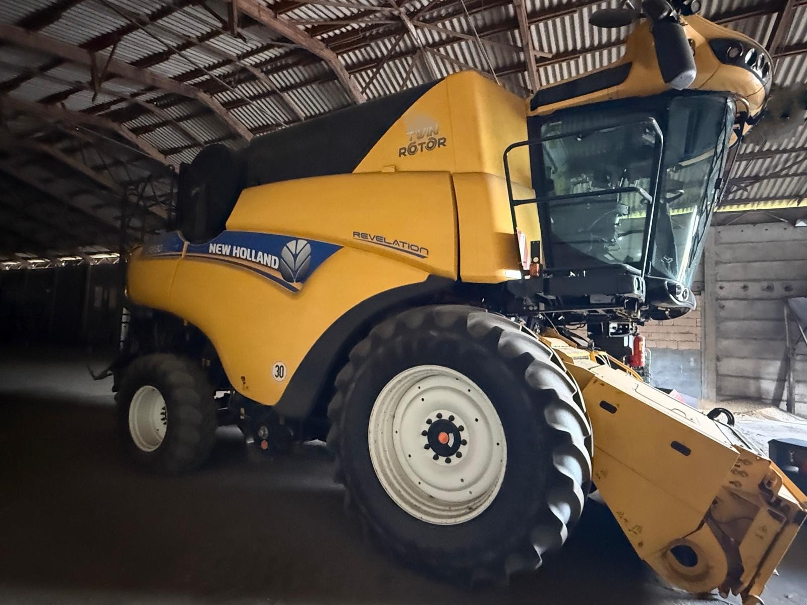 Mähdrescher des Typs New Holland CR 8.90, Gebrauchtmaschine in Taucha (Bild 2)