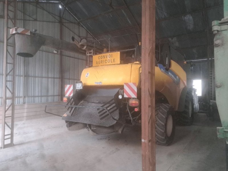 Mähdrescher tip New Holland CR 9070, Gebrauchtmaschine in PITHIVIERS Cedex (Poză 3)