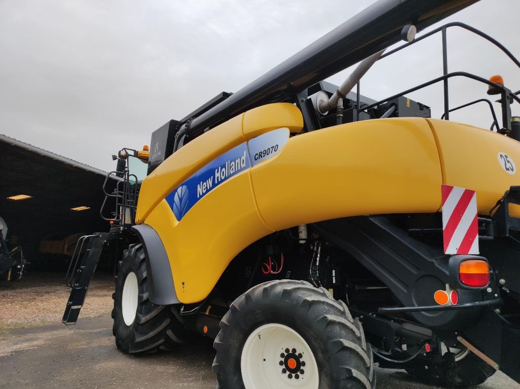 Mähdrescher des Typs New Holland CR 9070, Gebrauchtmaschine in FRESNAY LE COMTE (Bild 3)
