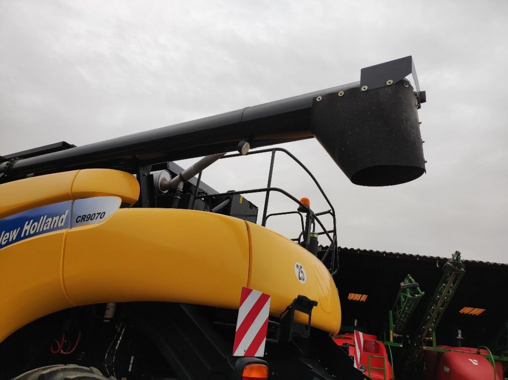Mähdrescher des Typs New Holland CR 9070, Gebrauchtmaschine in FRESNAY LE COMTE (Bild 6)