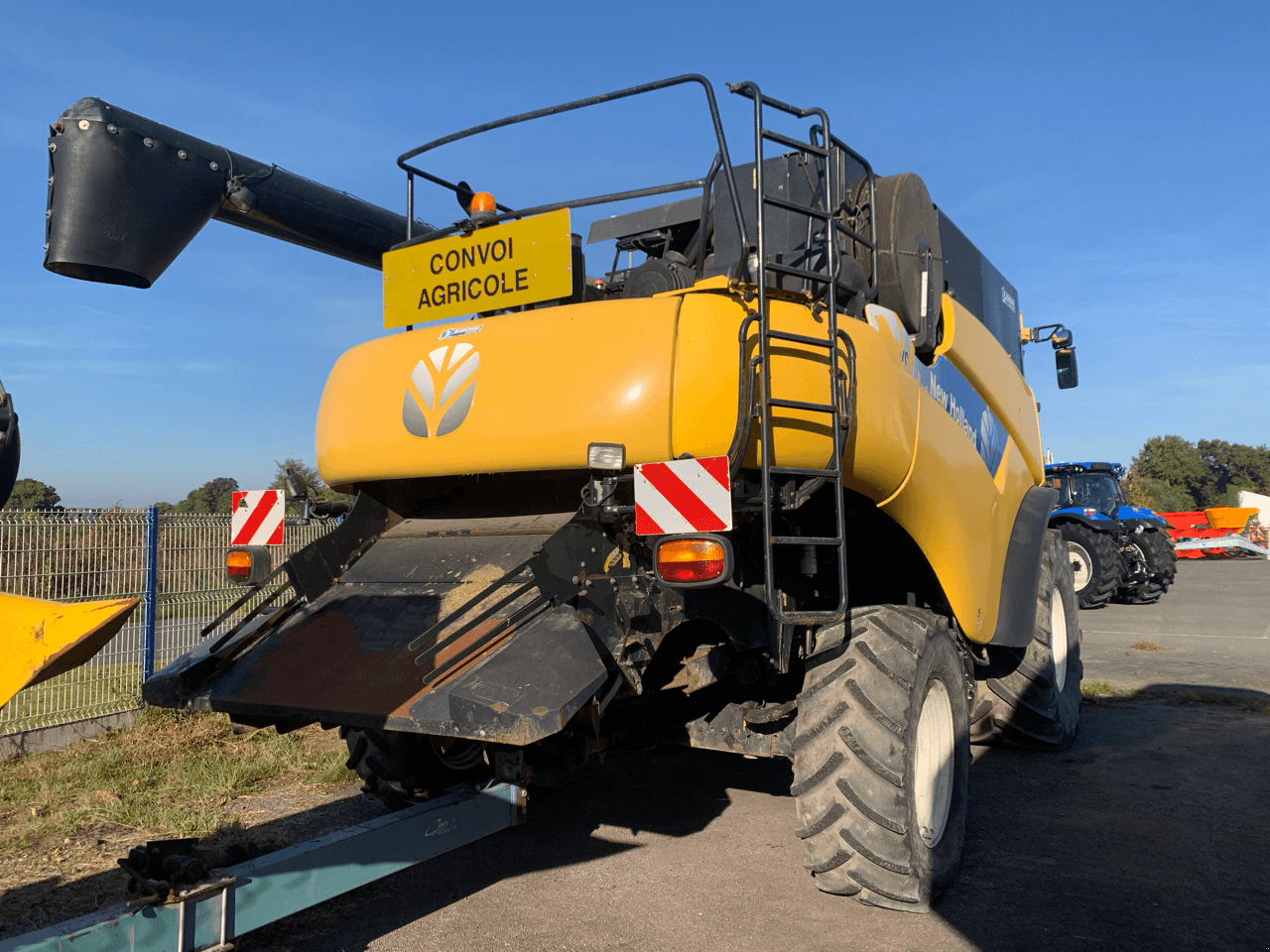 Mähdrescher tip New Holland CR 9070, Gebrauchtmaschine in TREMEUR (Poză 3)