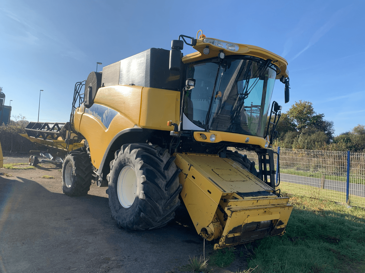 Mähdrescher tip New Holland CR 9070, Gebrauchtmaschine in TREMEUR (Poză 2)