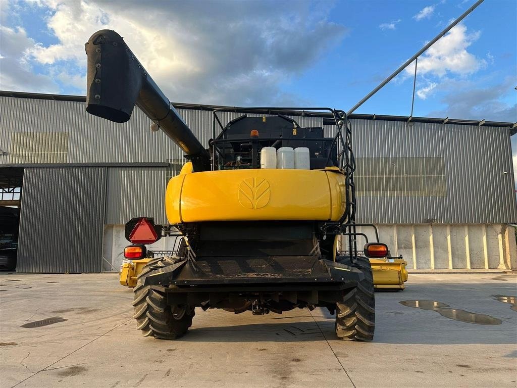 Mähdrescher of the type New Holland CR 9080 SLS Incl Varifeed 9,1 meter skærebord. SLS., Gebrauchtmaschine in Kolding (Picture 7)