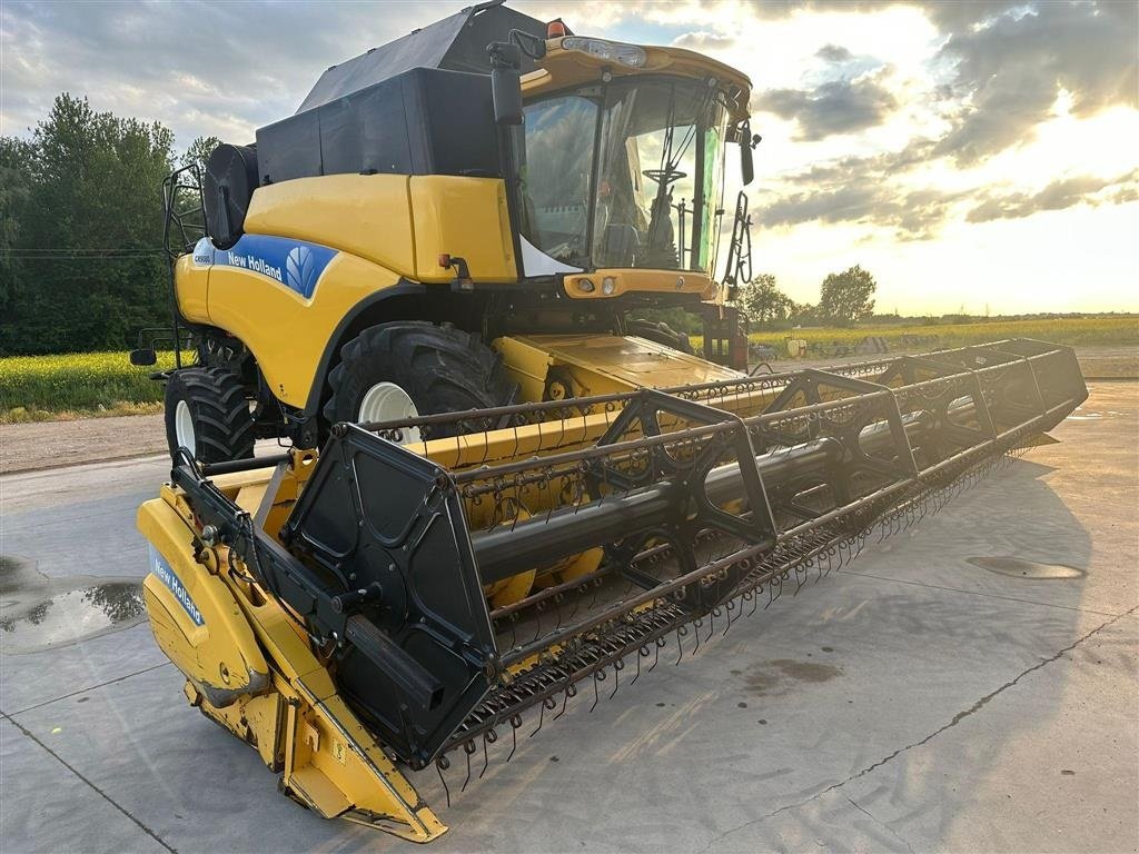 Mähdrescher of the type New Holland CR 9080 SLS Incl Varifeed 9,1 meter skærebord. SLS., Gebrauchtmaschine in Kolding (Picture 1)