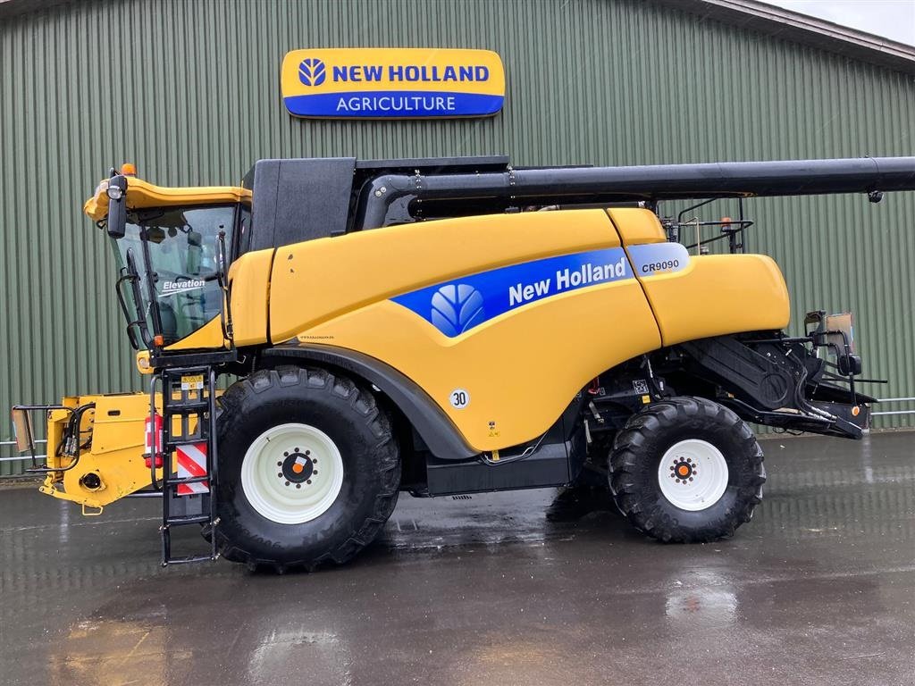 Mähdrescher des Typs New Holland CR 9090 SLH Elevation Kørt på Fyn. Selvoprettende solkasse. Incl. 35" NH Vario Feed skærebord. Kan ses på Fyn. OptiSpread, avnspreder, udbytte og fugtmåler, Intelliview III, kompressoer, kamera, SmartSteer, AGR Ready mm., Gebrauchtmaschine in Kolding (Bild 1)