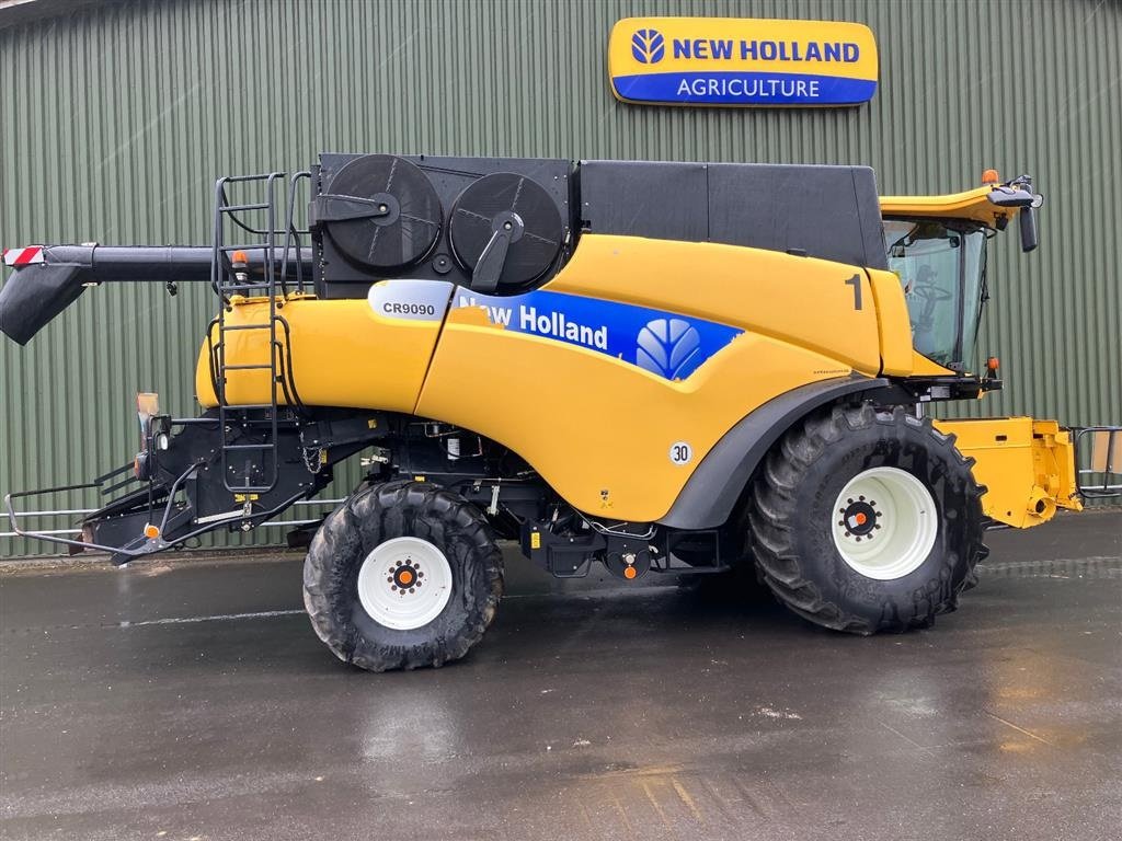 Mähdrescher des Typs New Holland CR 9090 SLH Elevation Kørt på Fyn. Selvoprettende solkasse. Incl. 35" NH Vario Feed skærebord. Kan ses på Fyn. OptiSpread, avnspreder, udbytte og fugtmåler, Intelliview III, kompressoer, kamera, SmartSteer, AGR Ready mm., Gebrauchtmaschine in Kolding (Bild 4)