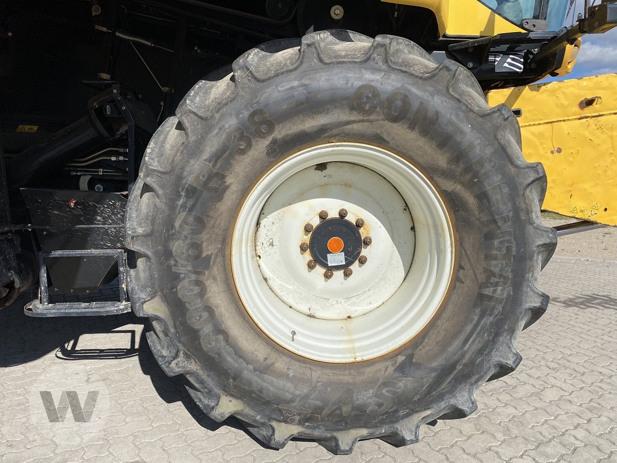 Mähdrescher des Typs New Holland CR 9090, Gebrauchtmaschine in Jördenstorf (Bild 3)