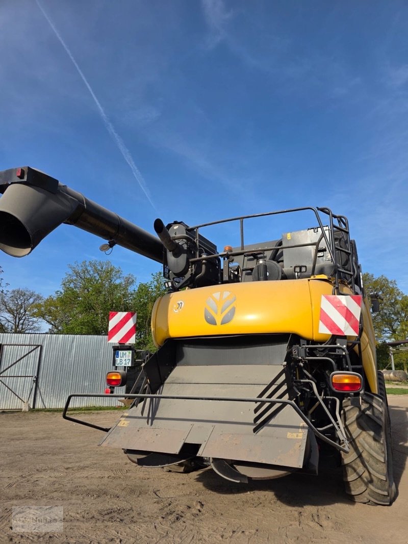 Mähdrescher of the type New Holland CR 9090, Gebrauchtmaschine in Prenzlau (Picture 3)