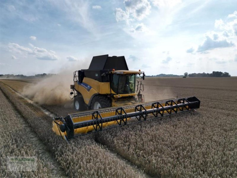 Mähdrescher des Typs New Holland CR 9090, Gebrauchtmaschine in Bad Wildungen - Wega (Bild 1)
