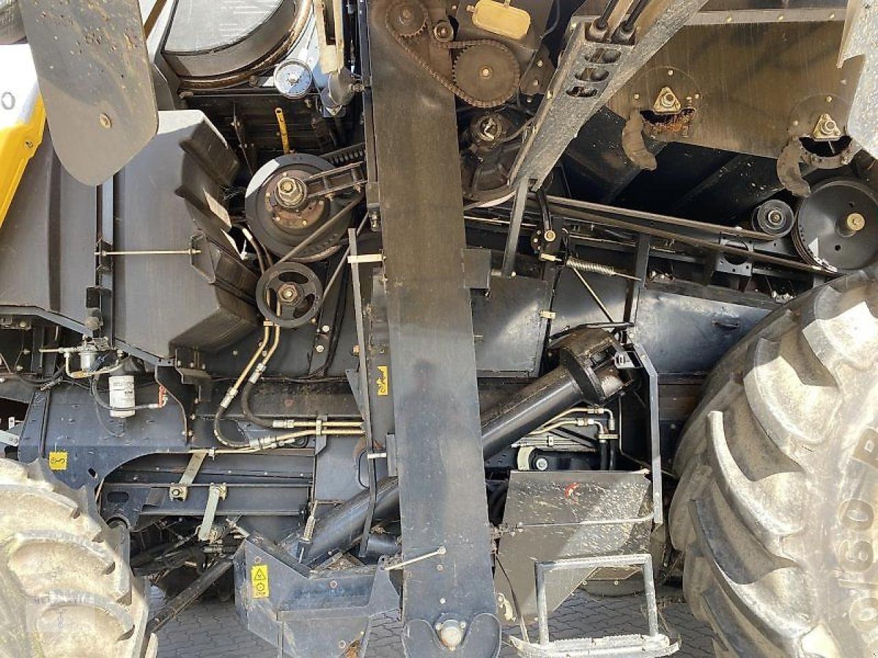 Mähdrescher des Typs New Holland CR 9090, Gebrauchtmaschine in Pragsdorf (Bild 2)