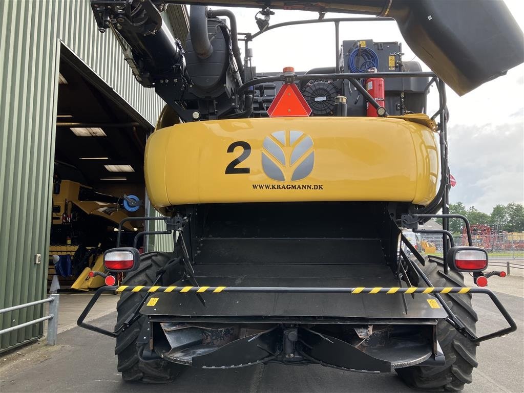 Mähdrescher of the type New Holland CR10.90, Gebrauchtmaschine in Middelfart (Picture 7)