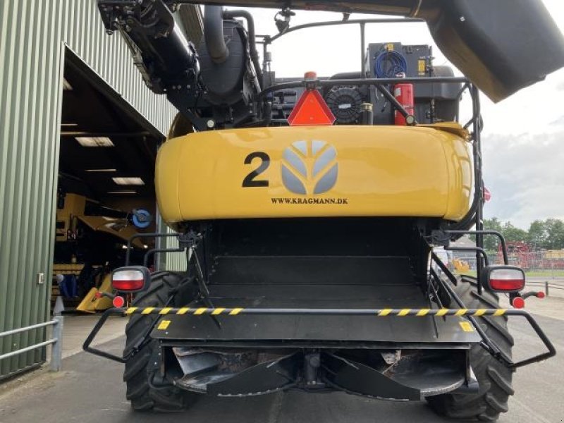 Mähdrescher of the type New Holland CR10.90, Gebrauchtmaschine in Middelfart (Picture 8)