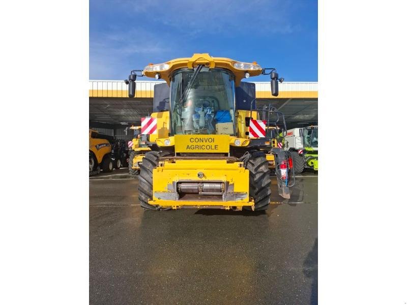 Mähdrescher tip New Holland CR8080, Gebrauchtmaschine in ANTIGNY (Poză 2)
