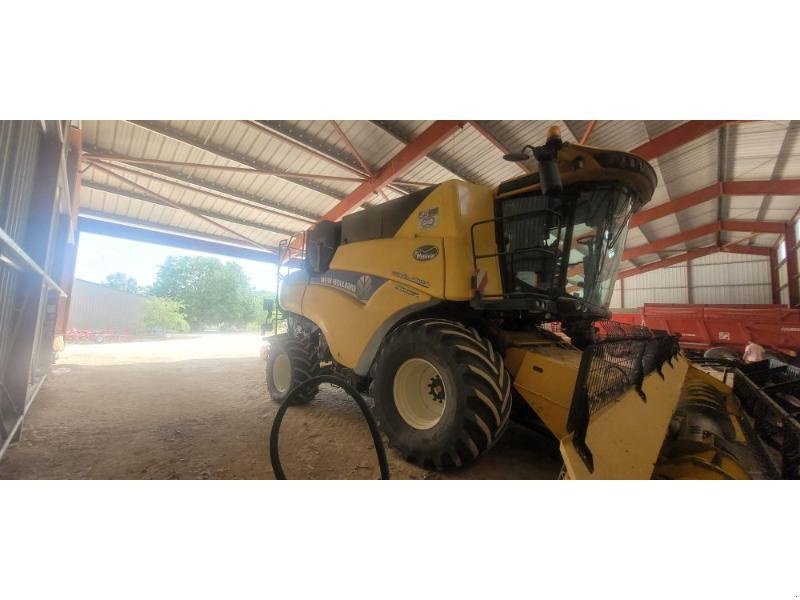 Mähdrescher of the type New Holland CR8.90, Gebrauchtmaschine in BRAY en Val (Picture 3)