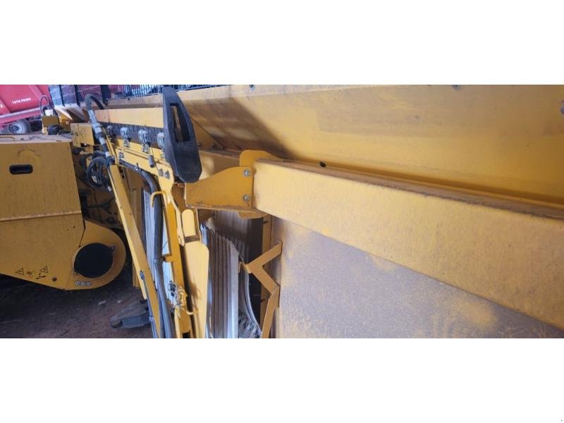 Mähdrescher of the type New Holland CR8.90, Gebrauchtmaschine in BRAY en Val (Picture 6)