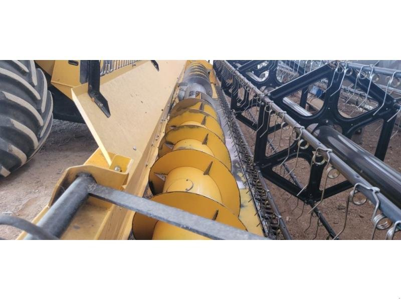 Mähdrescher of the type New Holland CR8.90, Gebrauchtmaschine in BRAY en Val (Picture 5)