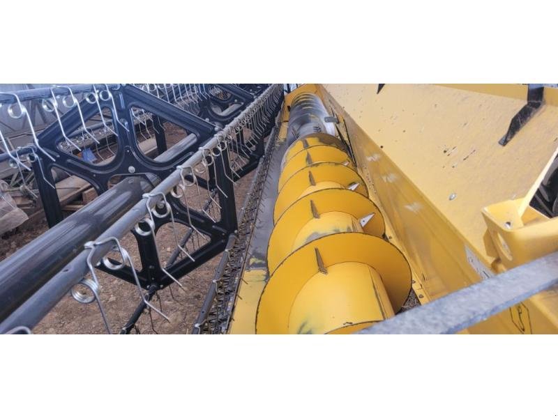 Mähdrescher of the type New Holland CR8.90, Gebrauchtmaschine in BRAY en Val (Picture 4)