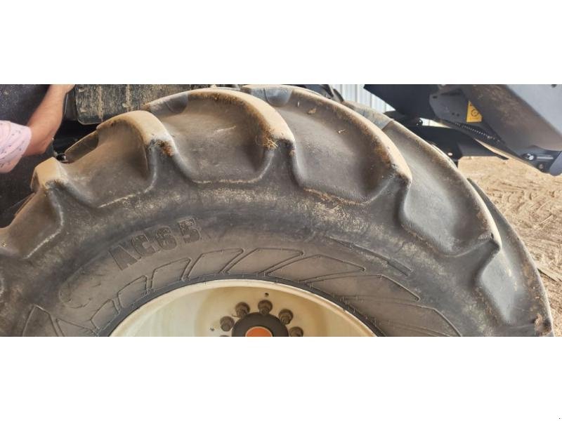 Mähdrescher of the type New Holland CR8.90, Gebrauchtmaschine in BRAY en Val (Picture 8)