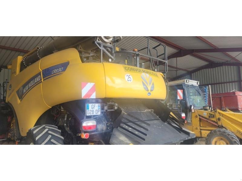 Mähdrescher of the type New Holland CR8.90, Gebrauchtmaschine in BRAY en Val (Picture 4)