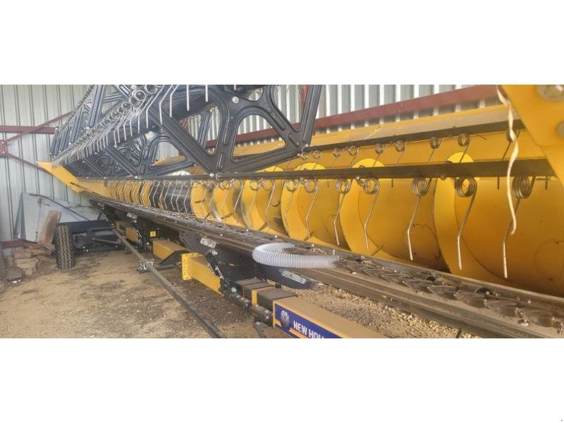 Mähdrescher of the type New Holland CR8.90, Gebrauchtmaschine in BRAY en Val (Picture 8)