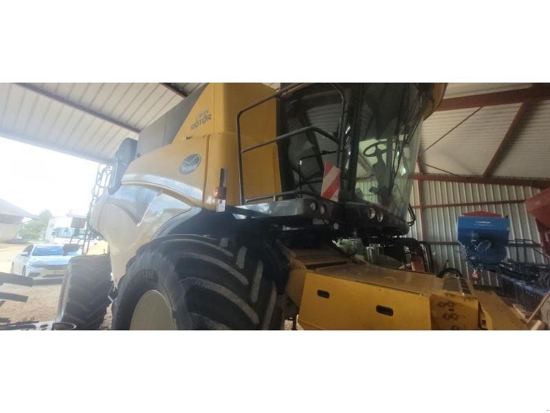 Mähdrescher of the type New Holland CR8.90, Gebrauchtmaschine in BRAY en Val (Picture 3)