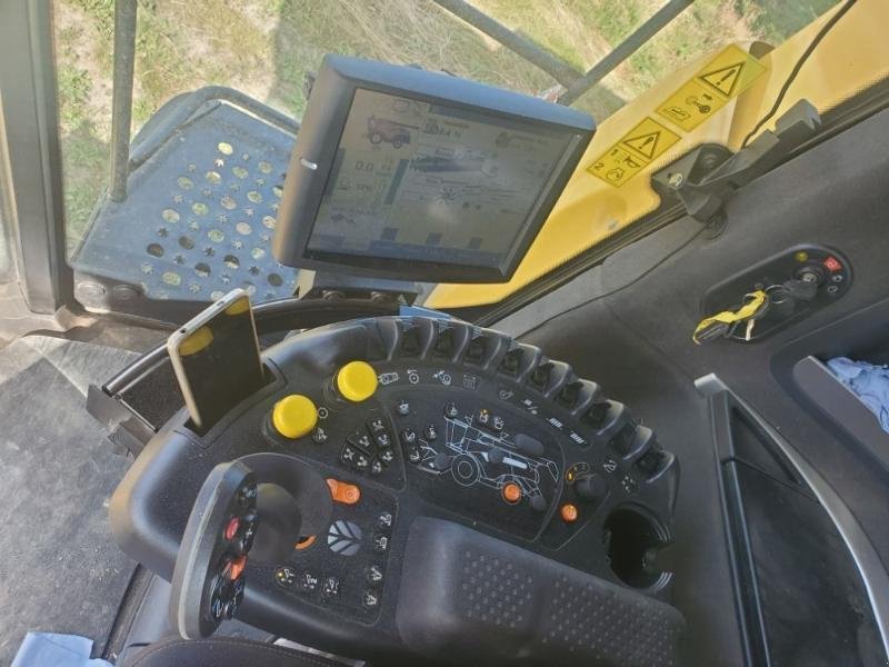 Mähdrescher of the type New Holland CR8.90, Gebrauchtmaschine in BRAY en Val (Picture 9)