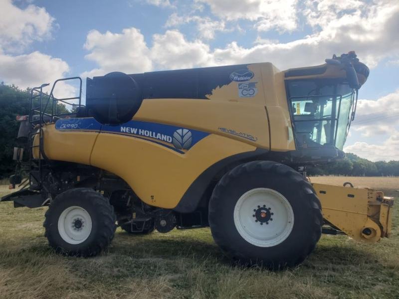Mähdrescher of the type New Holland CR8.90, Gebrauchtmaschine in BRAY en Val (Picture 2)