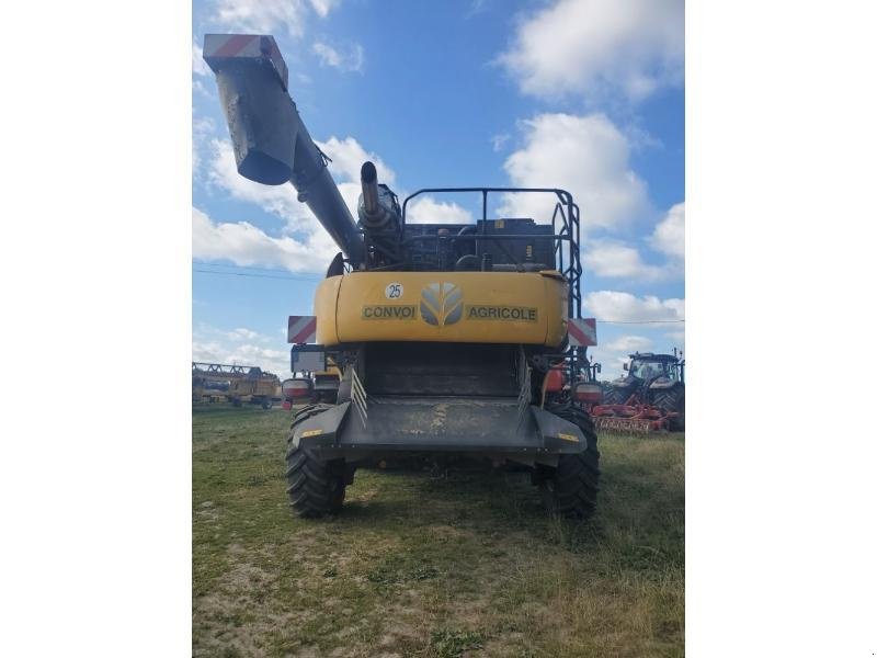 Mähdrescher of the type New Holland CR8.90, Gebrauchtmaschine in BRAY en Val (Picture 5)