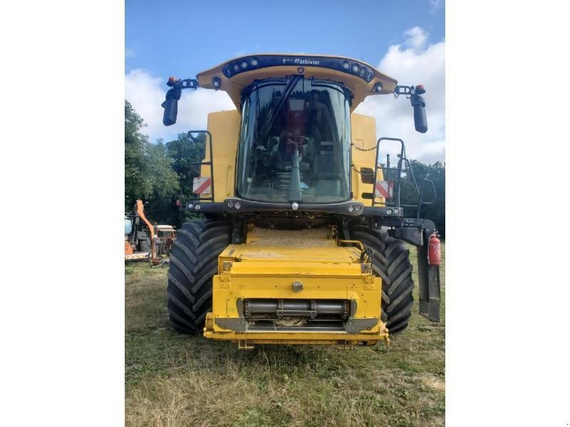 Mähdrescher of the type New Holland CR8.90, Gebrauchtmaschine in BRAY en Val (Picture 3)