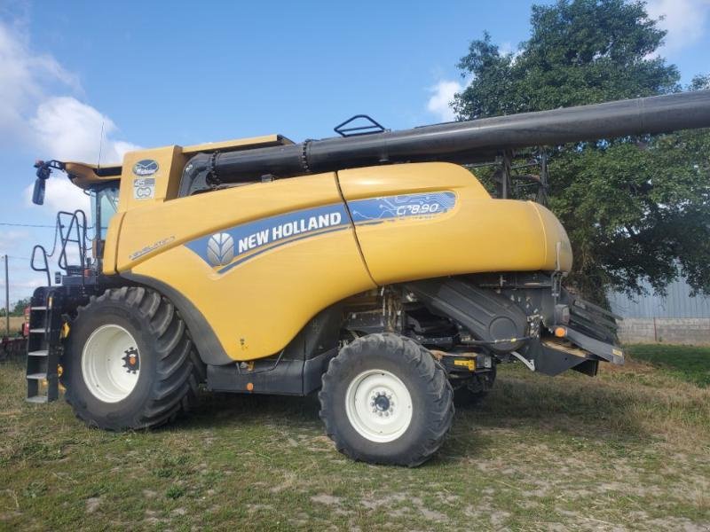 Mähdrescher of the type New Holland CR8.90, Gebrauchtmaschine in BRAY en Val (Picture 1)