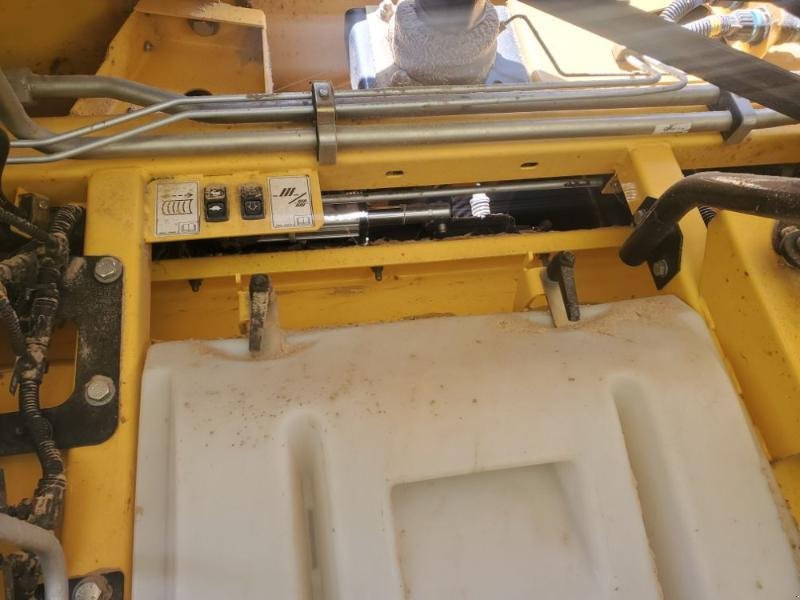 Mähdrescher of the type New Holland CR8.90, Gebrauchtmaschine in BRAY en Val (Picture 11)