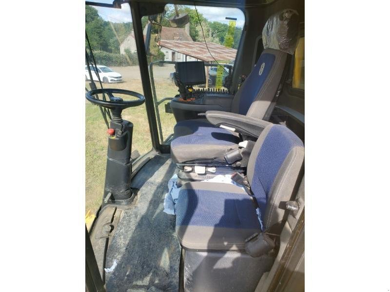 Mähdrescher of the type New Holland CR8.90, Gebrauchtmaschine in BRAY en Val (Picture 8)