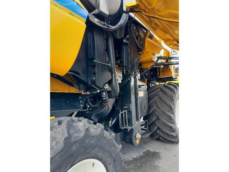 Mähdrescher del tipo New Holland CR890, Gebrauchtmaschine In PONTIVY (Immagine 9)