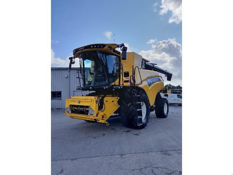 Mähdrescher del tipo New Holland CR890, Gebrauchtmaschine In PONTIVY (Immagine 2)