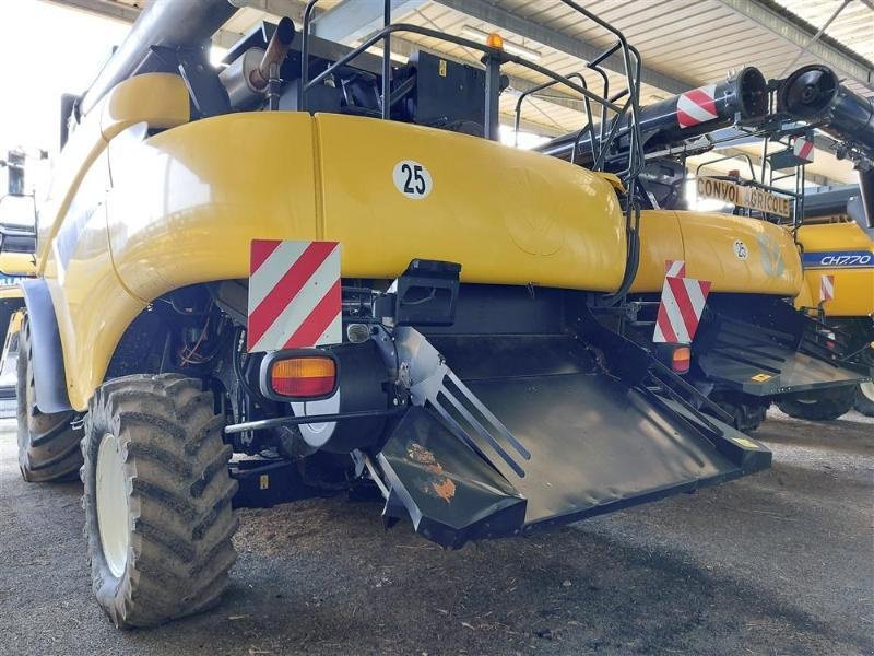 Mähdrescher of the type New Holland CR9060, Gebrauchtmaschine in ANTIGNY (Picture 2)