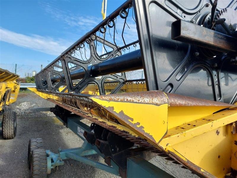 Mähdrescher of the type New Holland CR9060, Gebrauchtmaschine in ANTIGNY (Picture 3)