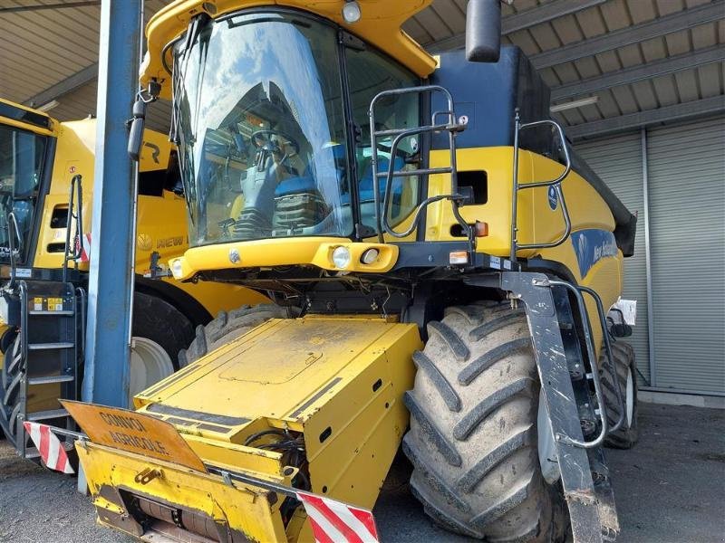 Mähdrescher of the type New Holland CR9060, Gebrauchtmaschine in ANTIGNY (Picture 1)