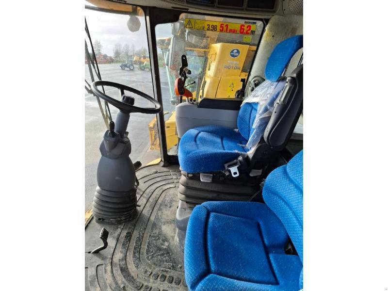 Mähdrescher Türe ait New Holland CR9070, Gebrauchtmaschine içinde ANTIGNY (resim 9)