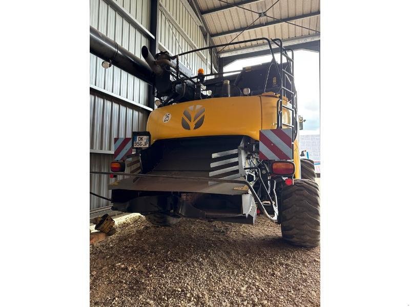 Mähdrescher van het type New Holland CR9080, Gebrauchtmaschine in CHAUMONT (Foto 3)